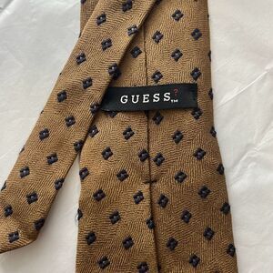 Guess Luxury Designer 100% Silk Mens Professional Neck Tie Brown Geometric Print